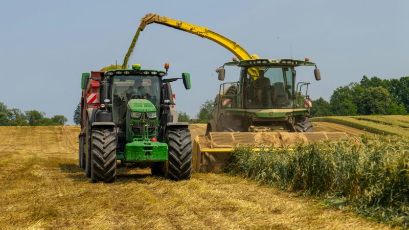 Szyby do popularnych marek maszyn rolniczych – John Deere, Claas, New Holland, Fendt: Jak znaleźć właściwy zamiennik?