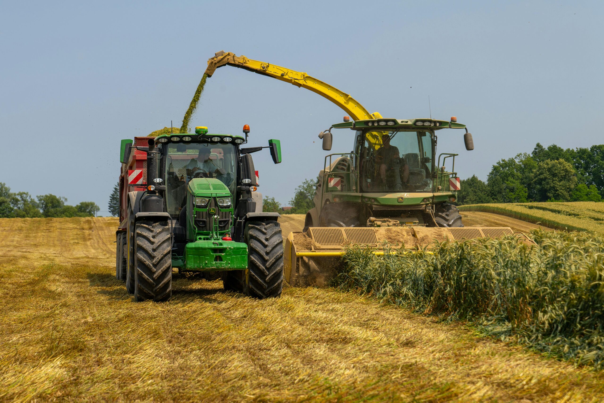 Szyby do popularnych marek maszyn rolniczych – John Deere, Claas, New Holland, Fendt: Jak znaleźć właściwy zamiennik?